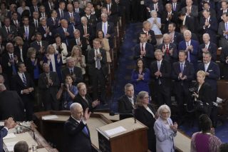 Θερμό χειροκρότημα προς τον άνθρωπο που διαπράττει γενοκτονία