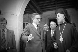 Λευκωσία, 7 Μαΐου 1974. Ο Κίσινγκερ με τον Μακάριο, στο περιθώριο των συνομιλιών του εκεί με τους Σοβιετικούς· στο βάθος ανάμεσά τους, ο Σίσκο. Το πραξικόπημα απείχε δύο μόλις μήνες