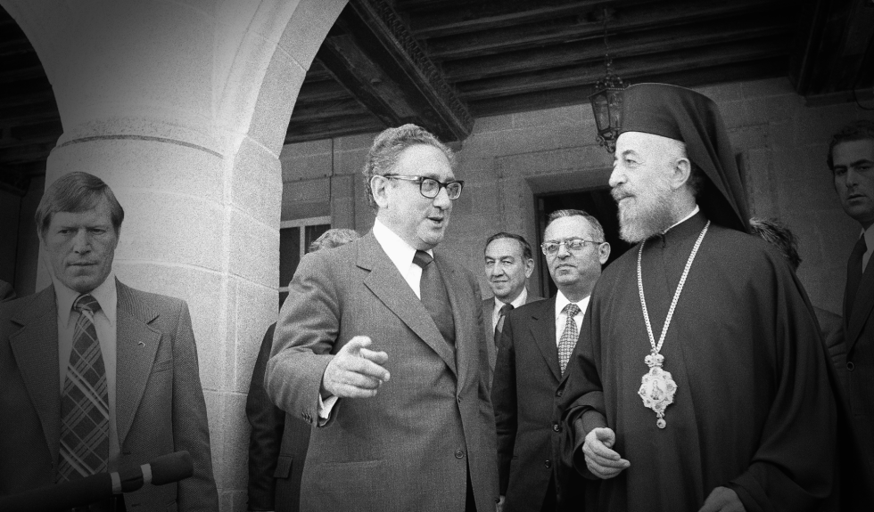Λευκωσία, 7 Μαΐου 1974. Ο Κίσινγκερ με τον Μακάριο, στο περιθώριο των συνομιλιών του εκεί με τους Σοβιετικούς· στο βάθος ανάμεσά τους, ο Σίσκο. Το πραξικόπημα απείχε δύο μόλις μήνες