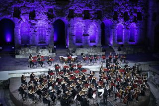 Ο Σάντου-Ματίας Ρόουβαλι διευθύνει την Ορχήστρα Φιλαρμόνια στο Ηρώδειο