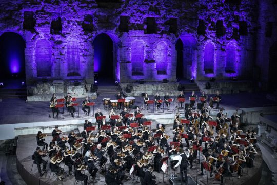 Ο Σάντου-Ματίας Ρόουβαλι διευθύνει την Ορχήστρα Φιλαρμόνια στο Ηρώδειο