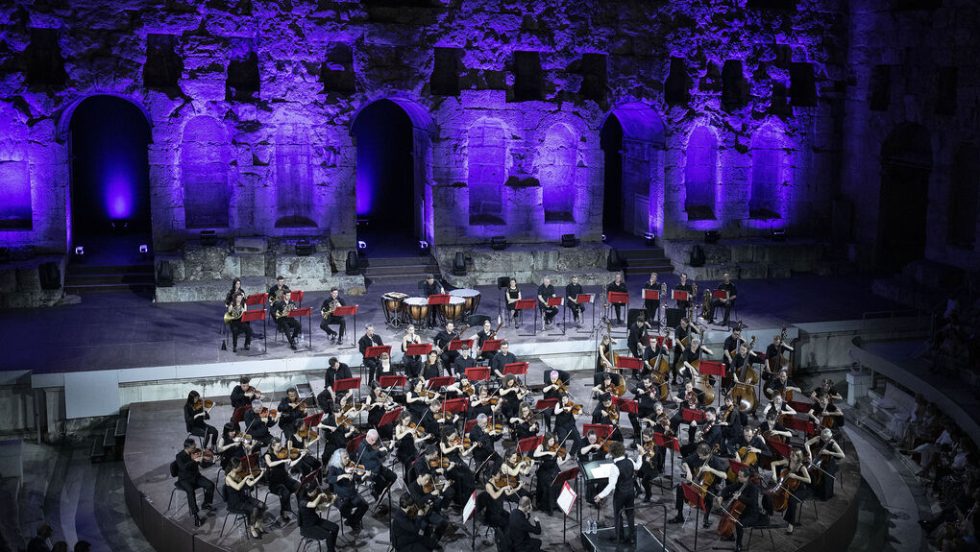Ο Σάντου-Ματίας Ρόουβαλι διευθύνει την Ορχήστρα Φιλαρμόνια στο Ηρώδειο