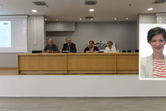 Οργανωτική Επιτροπή ΕΕΝΣ και Διδασκαλείου Νέας Ελληνικής Γλώσσας, ΕΚΠΑ | Δεξιά: Μαρία Τριδήμα