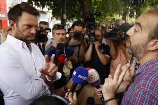Ο Στ. Κασσελάκης συνομιλεί με εργαζόμενους της «Αυγής» που είχαν συγκεντρωθεί χθες έξω από τα γραφεία του ΣΥΡΙΖΑ