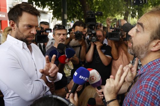 Ο Στ. Κασσελάκης συνομιλεί με εργαζόμενους της «Αυγής» που είχαν συγκεντρωθεί χθες έξω από τα γραφεία του ΣΥΡΙΖΑ