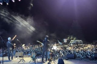 Φεστιβάλ Δάσους Αρβανίτσας: στιγμιότυπο από τη συναυλία που έδωσε ο Δημήτρης Μυστακίδης