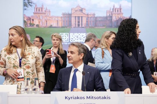O Κυρ. Μητσοτάκης σε στιγμιότυπο από τη χθεσινή 4η σύνοδο της Ευρωπαϊκής Πολιτικής Κοινότητας που έγινε στο Οξφορντσάιρ του Ηνωμένου Βασιλείου