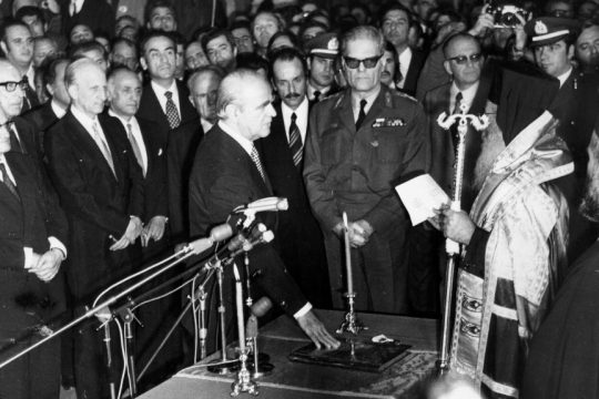 Ο πρώην Πρόεδρος της Δημοκρατίας Κ. Καραμανλής κατά την ορκωμοσία του το 1974 (φωτογραφία αρχείου).