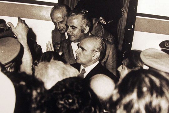 Ξημερώματα της 24ης Ιουλίου 1974. Ο Κωνσταντίνος Καραμανλής αποβιβάζεται από το αεροπλάνο της γαλλικής προεδρίας, που τον μετέφερε από το Παρίσι. Λίγες ώρες αργότερα ορκίστηκε πρωθυπουργός