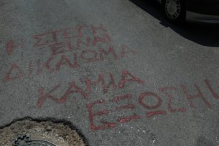 Πετούν στον δρόμο μονογονεική οικογένεια στη Θεσσαλονίκη [βίντεο]