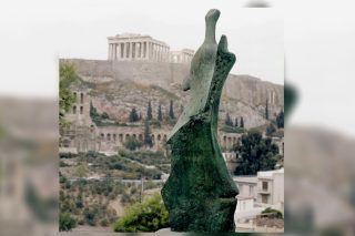 «Standing Figure: Knife Edge» (1961) στου Φιλοππάπου το 1965 για την Πρώτη Διεθνή Εκθεση Γλυπτικής, του Ελληνικού Φεστιβάλ