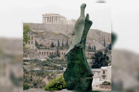 «Standing Figure: Knife Edge» (1961) στου Φιλοππάπου το 1965 για την Πρώτη Διεθνή Εκθεση Γλυπτικής, του Ελληνικού Φεστιβάλ