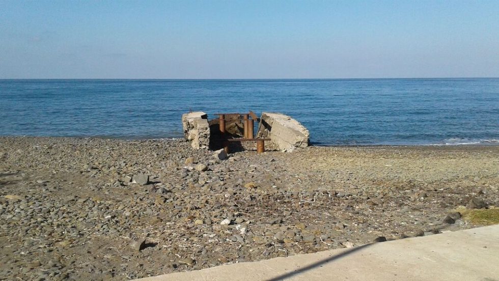Τα υπολείμματα της προβλήτας στα Αγιάσματα όπου φορτώνονταν τα μεταλλεύματα