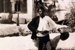 Κουτσαβάκης ξαποσταίνει δίπλα στον Πύργο των Αέρηδων