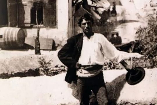 Κουτσαβάκης ξαποσταίνει δίπλα στον Πύργο των Αέρηδων