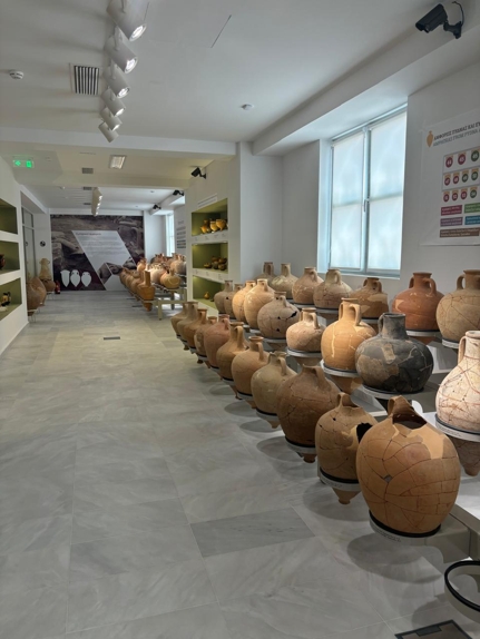 Εμπορικοί αμφορείς από την έκθεση της μουσειακής αποθήκης Μακρύγιαλου