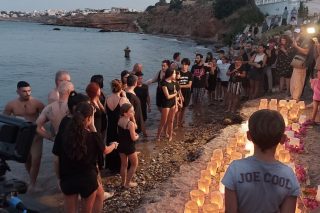 Ανατριχίλα στην Αργυρά Ακτή με τα 104 φαναράκια στη μνήμη των ψυχών που χάθηκαν