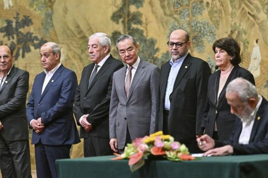 Οι αντιπροσωπείες των παλαιστινιακών οργανώσεων συνυπογράφουν την ιστορική συμφωνία στο Πεκίνο