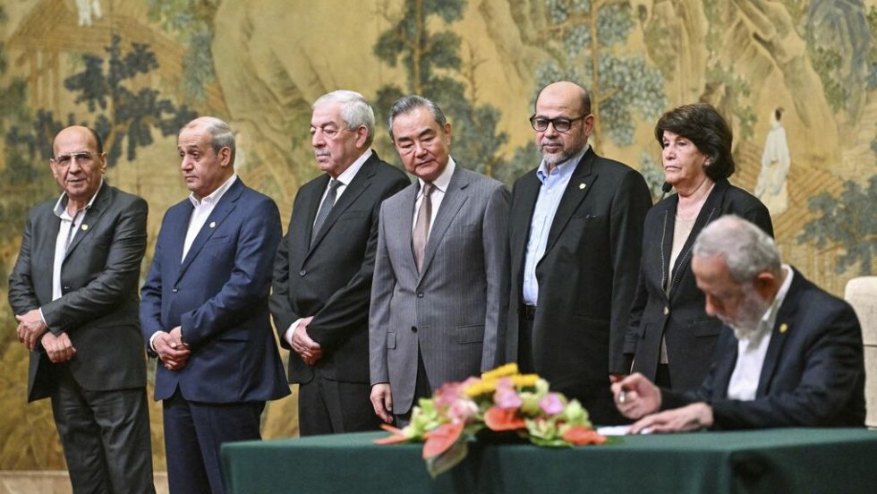 Οι αντιπροσωπείες των παλαιστινιακών οργανώσεων συνυπογράφουν την ιστορική συμφωνία στο Πεκίνο