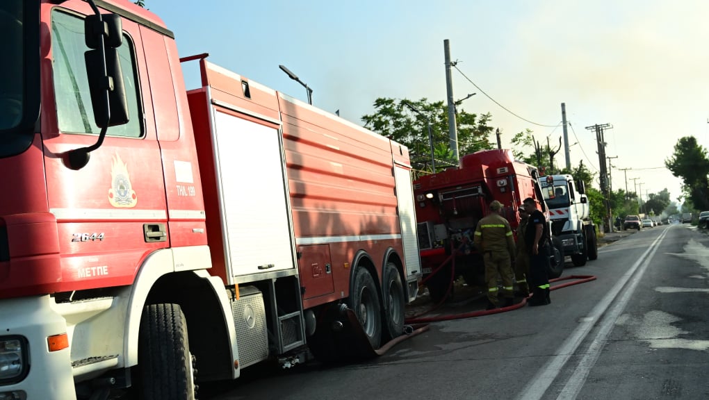 Φωτιά στην Σαλαμίνα: Στο σημείο ισχυρές δυνάμεις της πυροσβε