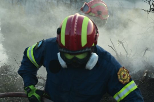 Σε ύφεση η πυρκαγιά στη Χαλάστρα, παραμένει κλειστή η εθνική οδός