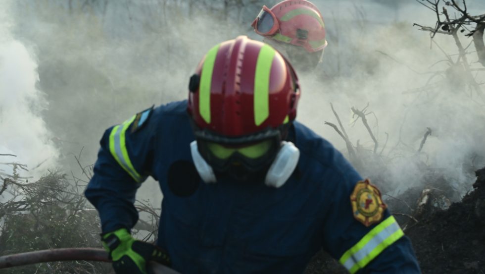 Σε ύφεση η πυρκαγιά στη Χαλάστρα, παραμένει κλειστή η εθνική οδός