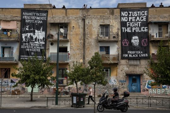 Η πρόσοψη των Προσφυγικών με αναρτημένα πανό της Συνέλευσης Κατειλημμένων Προσφυγικών (ΣΥΚΑΠΡΟ)