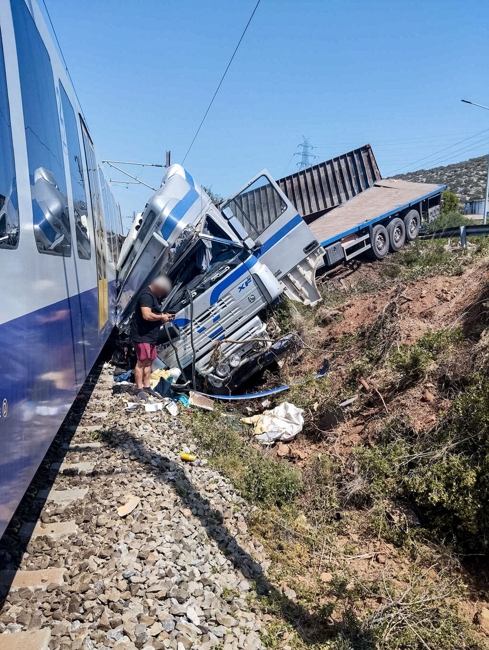 Φορτηγό εξετράπη από την πορεία του και συγκρούστηκε με τρένο στην περιοχή Γλυφάδα της Χαλκίδας