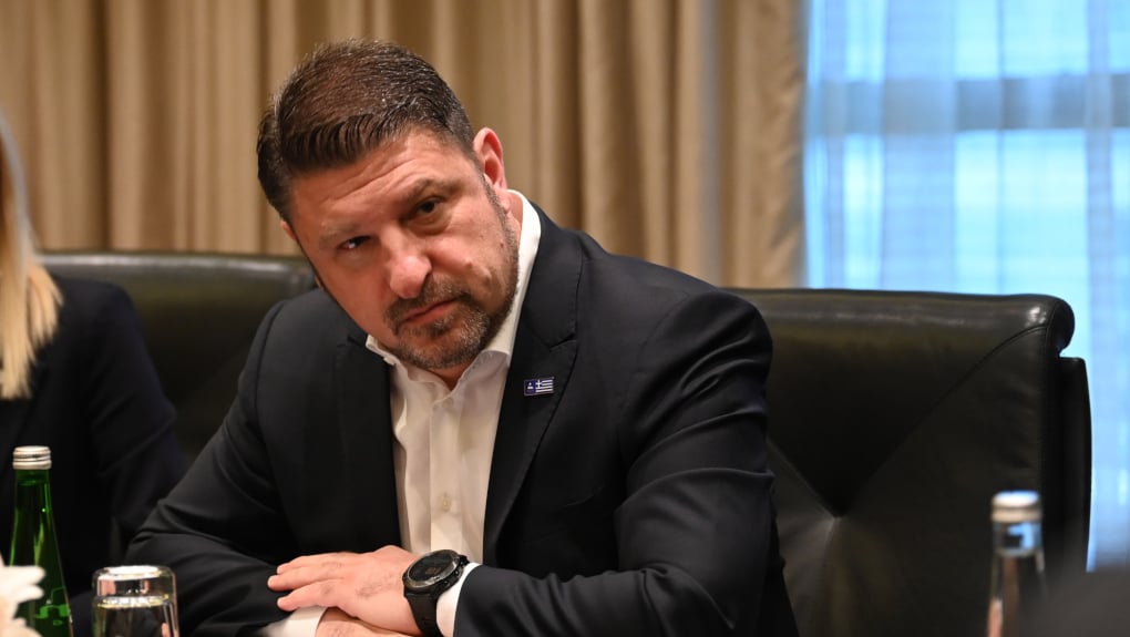 Συνθήματα με μπογιές έξω από το σπίτι του Νίκου Χαρδαλιά για τα Προσφυγικά