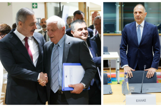Ο Τούρκος υπουργός Εξωτερικών, Χακάν Φιντάν, με τον ύπατο εκπρόσωπο της Ευρωπαϊκής Ενωσης στην άτυπη συνάντηση των υπουργών Εξωτερικών της Ε.Ε στις Βρυξέλλες. Δεξιά, ο Ελληνας υπουργός Εξωτερικών Γιώργος Γεραπετρίτης
