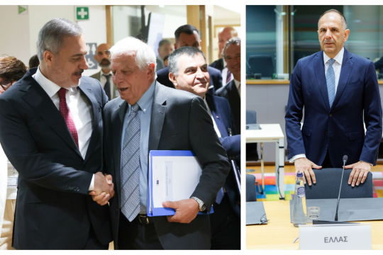 Ο Τούρκος υπουργός Εξωτερικών, Χακάν Φιντάν, με τον ύπατο εκπρόσωπο της Ευρωπαϊκής Ενωσης στην άτυπη συνάντηση των υπουργών Εξωτερικών της Ε.Ε στις Βρυξέλλες. Δεξιά, ο Ελληνας υπουργός Εξωτερικών Γιώργος Γεραπετρίτης