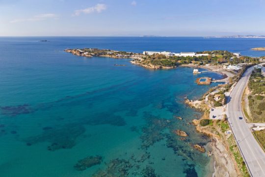 Πανοραμική φωτογραφία του Λαγονησίου. Στο βάθος διακρίνεται η χερσόνησος του Grand Resort και δεξιά ένα μικρό τμήμα της παραλίας όπου θα επεκτείνει τη δραστηριότητά του