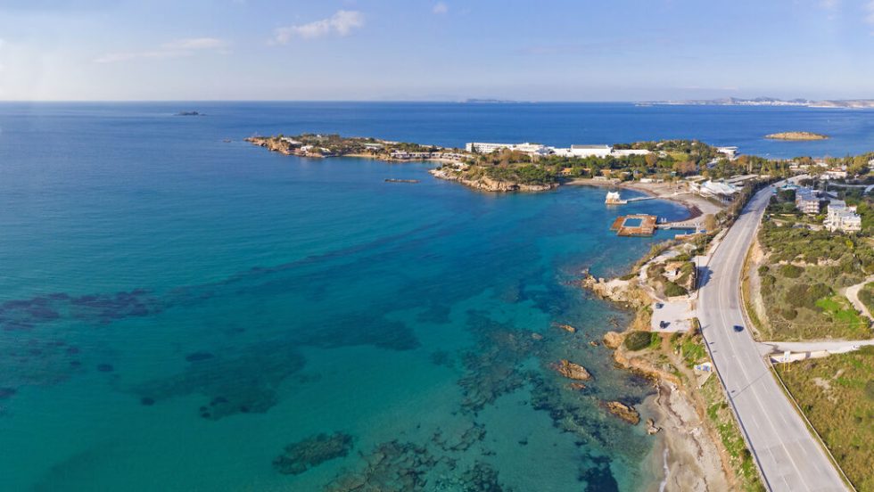 Πανοραμική φωτογραφία του Λαγονησίου. Στο βάθος διακρίνεται η χερσόνησος του Grand Resort και δεξιά ένα μικρό τμήμα της παραλίας όπου θα επεκτείνει τη δραστηριότητά του