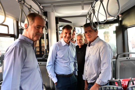 Ο πρόεδρος της Ομοσπονδίας Αστικών ΚΤΕΛ και μέτοχος στα ΚΤΕΛ Λάρισας, Κέρκυρας, Μυτιλήνης κ.λπ., Μιχάλης Σακελλαρίου (αριστερά), δείχνει στον πρωθυπουργό Κυριάκο Μητσοτάκη, στον υπουργό Χρήστο Σταϊκούρα και στον υφυπουργό Μεταφορών Βασίλη Οικονόμου το εσωτερικό των καινούργιων λεωφορείων MAN της κοινοπραξίας Συγκοινωνίες Α.Ε