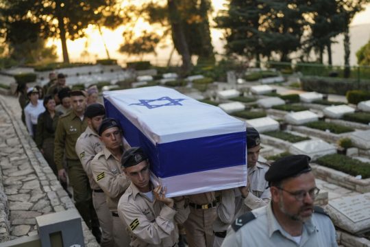 Στιγμιότυπο από την κηδεία αξιωματικού του ταχύπλοου του ισραηλινού Ναυτικού που επλήγη από ρουκέτα της Χεζμπολάχ