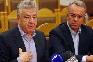 Ο περιφερειάρχης Κρήτης, Σταύρος Αρναουτάκης, και ο υπουργός Υποδομών, Χρήστος Σταϊκούρας, με τα ψεύτικα τα λόγια τα μεγάλα για τα έργα οδικής ασφάλειας έχουν εξοργίσει τους Κρητικούς