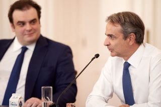 O Κ. Πιερρακάκης με τον πρωθυπουργό κατά τη χθεσινή σύσκεψη για την έναρξη της νέας σχολικής χρονιάς