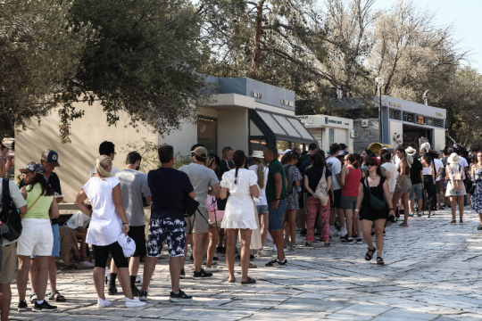 Ουρά τουριστών για την Ακρόπολη