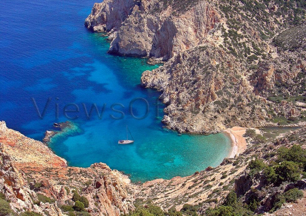 Πολύαιγος, άγονο βραχώδες έδαφος και θαυμάσιες παραλίες