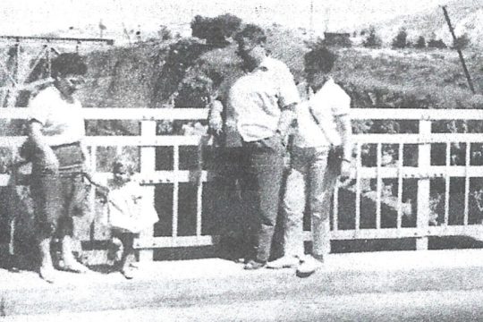 Από το 1930 ο Τζορτζ Γιούγκλας ήταν γραμματέας του Τρόσκι. Από τον Ισθμό, πηγαίνοντας από την Πρίγκηπο στη Μασσαλία, πέρασαν το 1933
