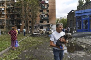 Κάτοικοι του Κουρσκ απομακρύνονται από ένα συγκρότημα κτιρίων που καταστράφηκε από την ουκρανική επίθεση