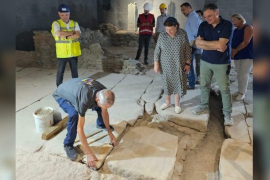 Η Λίνα Μενδώνη και ο Γιώργος Διδασκάλου κατά την επαναφορά του τελευταίου λίθου στον σταθμό Βενιζέλου