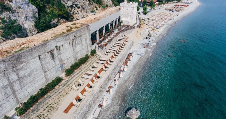 Η σταδιακή επέκταση, με την προσθήκη άμμου από τον ιδιώτη για τη δημιουργία χώρου όπου τοποθετούνται ξαπλώστρες
