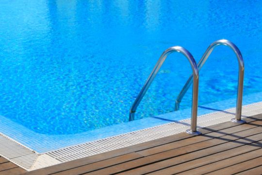 Κρήτη: Εργαζόμενος λιποθύμησε και έπεσε από ύψος 2,5 μέτρων σε άδεια πισίνα