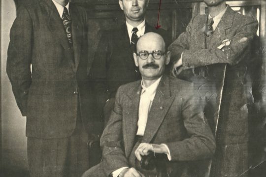 Φωτογραφία του Νίκου Πλουμπίδη με στελέχη του ΚΚΕ μετά την απελευθέρωση (βρίσκεται στον φάκελό του στην Ασφάλεια)