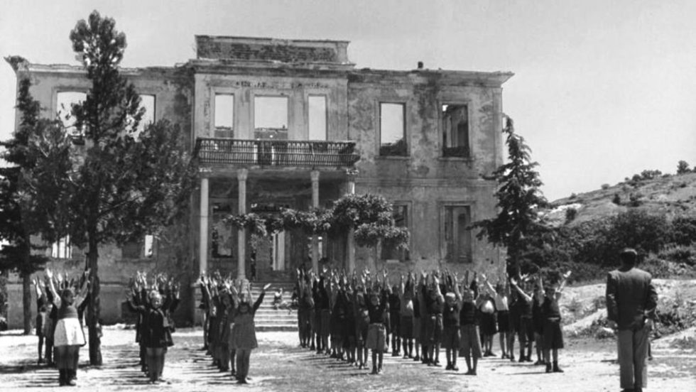 Στα ερείπια του καμένου σχολείου του Χορτιάτη τα ορφανά παιδιά κάνουν μάθημα γυμναστικής