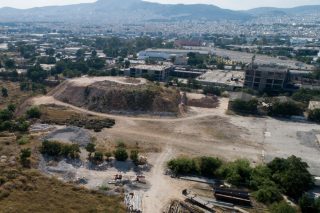 Η έκταση στην οποία θα υλοποιηθεί το πρότζεκτ της διπλής ανάπλασης στον Βοτανικό σε λήψη με drone.