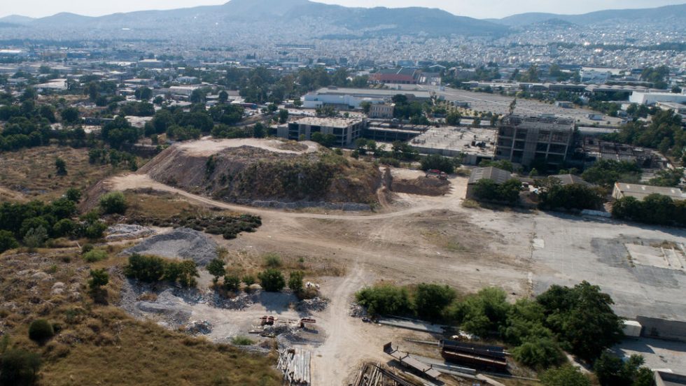 Η έκταση στην οποία θα υλοποιηθεί το πρότζεκτ της διπλής ανάπλασης στον Βοτανικό σε λήψη με drone.