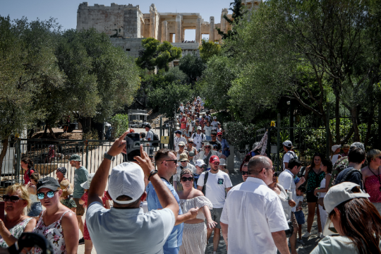 Εκτοξεύτηκαν τα τουριστικά έσοδα στο πρώτο δίμηνο του 2026: Αύξηση κατά 70,7%