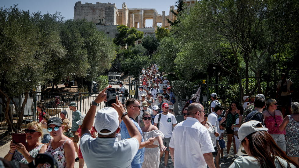 Εκτοξεύτηκαν τα τουριστικά έσοδα στο πρώτο δίμηνο του 2026: Αύξηση κατά 70,7%